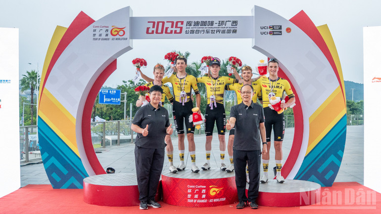 Das Team Visma-Lease a Bike gewann zudem den Titel des besten Rennteams. ndo_br_anh-ket-thuc-02.jpg
