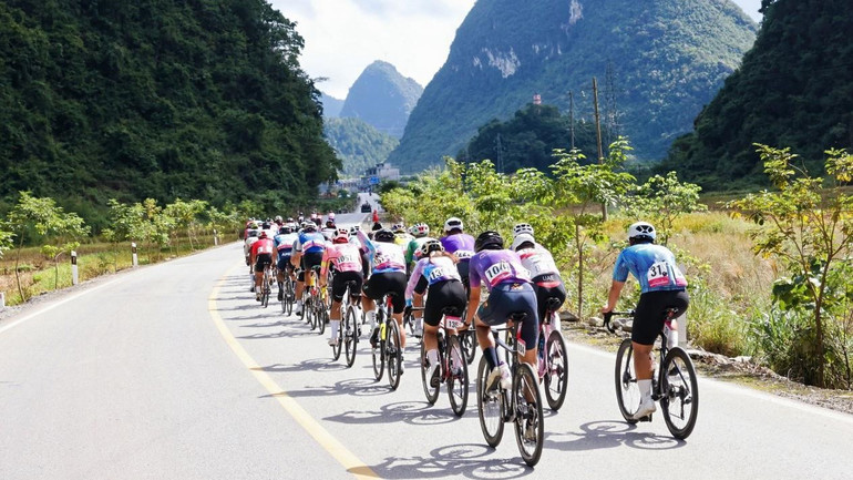 Radfahrer treten bei der Guangxi Open Cycling Championship 2025 an. anh-06.jpg