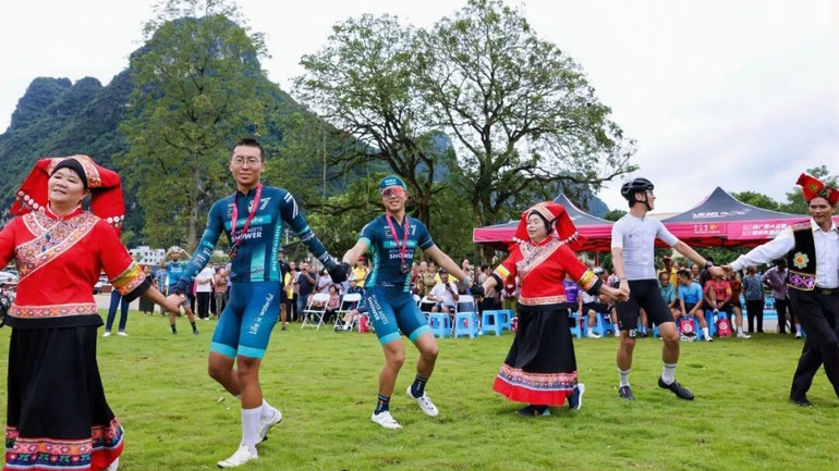 Sportler interagieren mit der Bevölkerung vor Ort. anh-07.jpg