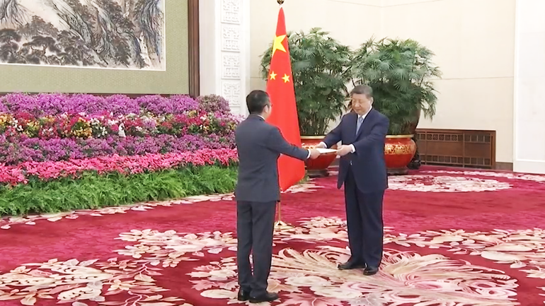 Đại sứ Phạm Thanh Bình trình Quốc thư lên Chủ tịch Trung Quốc Tập Cận Bình. (Ảnh chụp màn hình CCTV) dai-su-02.png