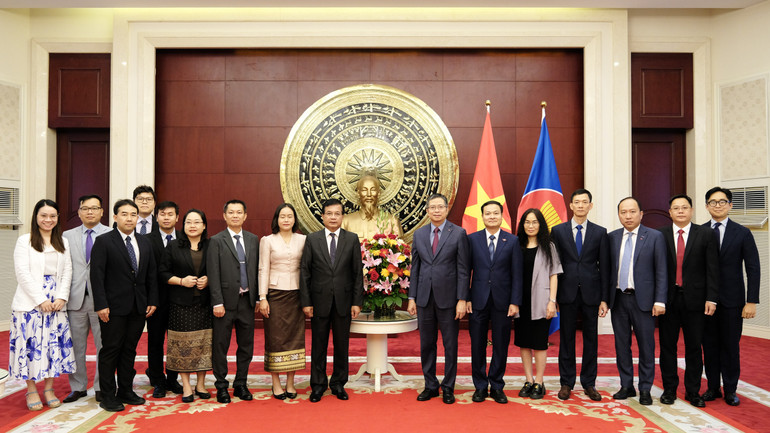 Đại sứ Phạm Thanh Bình và Đại sứ Somphone Sichaleune chụp ảnh lưu niệm với cán bộ Đại sứ quán Việt Nam và Lào. (Ảnh: Đại sứ quán Việt Nam cung cấp) dai-su-02-1.jpg
