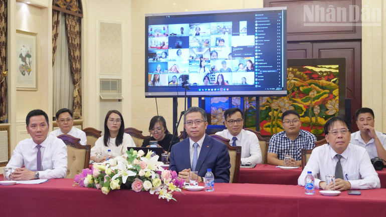 Lãnh đạo Đại sứ quán và đại diện bộ phận cộng đồng, giáo dục, báo chí dự Lễ khai giảng. ndo_tr_a05-p2225152.jpg