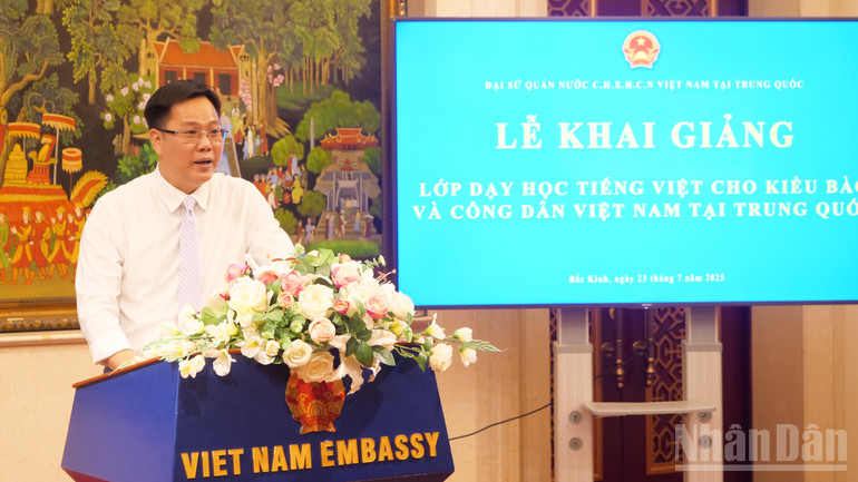 Bí thư thứ nhất, phụ trách công tác giáo dục của Đại sứ quán Việt Nam tại Trung Quốc Hoàng Mai Diễn phát biểu tại lễ khai giảng. ndo_br_a04-p2224867.jpg