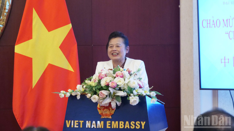 Bà Vi Yến, Giám đốc Thông tấn xã Trung Ngoại, phát biểu tại buổi giao lưu. ndo_br_a04-p2247759.jpg