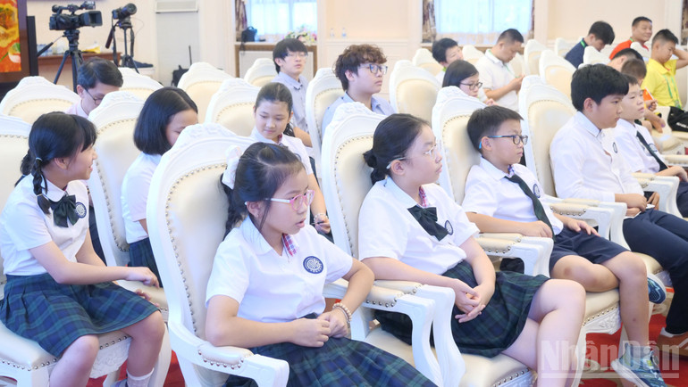 Thiếu nhi Việt Nam tham dự buổi giao lưu. ndo_br_a05-1p2257992.jpg