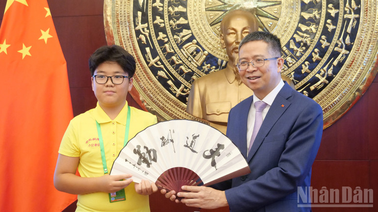 Thiếu nhi Trung Quốc tặng quà Đại sứ Phạm Thanh Bình. ndo_br_a16-p2258190.jpg