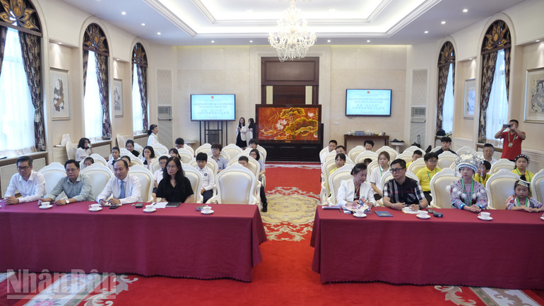 Toàn cảnh buổi giao lưu với đoàn thiếu nhi Trung Quốc. ndo_bl_a13-p2247574.jpg