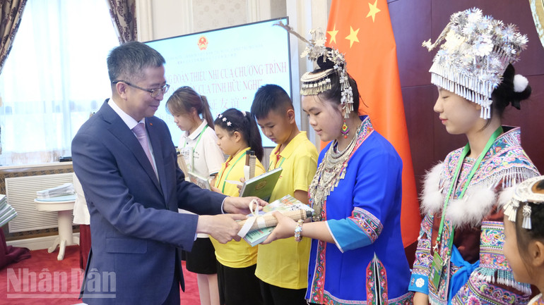 Đại sứ Phạm Thanh Bình tặng quà các em thiếu Trung Quốc. ndo_bl_a20-p2258585.jpg