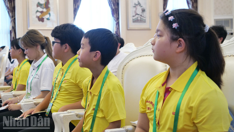 Thiếu nhi Trung Quốc tham dự buổi giao lưu. ndo_bl_a06-p2247527.jpg