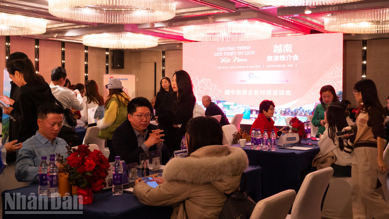 Many representatives of tourism businesses of the two countries exchanged and sought cooperation opportunities. ndo_bl_a07-p2416368-1.jpg