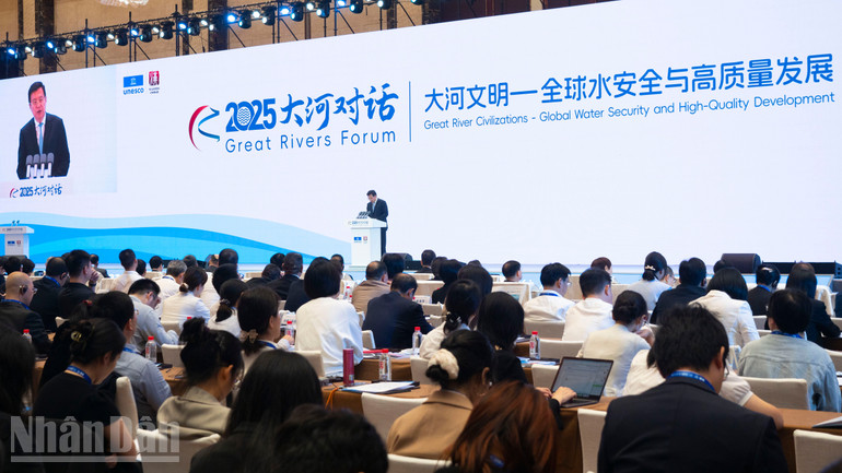 Xã trưởng Tân Hoa xã Phó Hoa công bố “Kết quả quản lý sông Trường Giang thời đại mới: Những gợi mở và ý nghĩa đối với thế giới”. ndo_bl_a03-p2390854-1.jpg