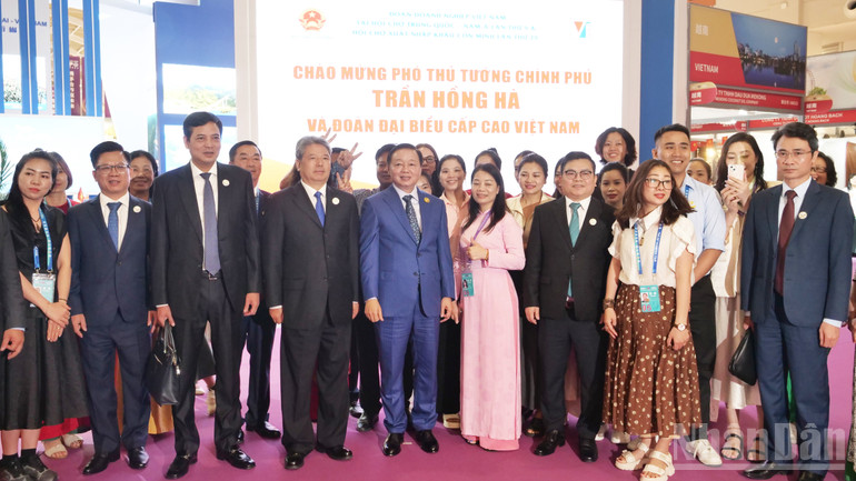 Phó Thủ tướng Trần Hồng Hà chụp ảnh lưu niệm khi thăm các gian hàng Việt Nam tại hội chợ. ndo_br_a04-p2124901.jpg