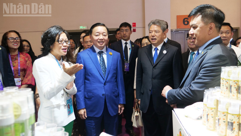 Phó Thủ tướng Trần Hồng Hà thăm các gian hàng Việt Nam tại hội chợ. ndo_tl_a05-p2124933.jpg