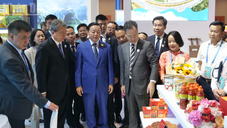 Phó Thủ tướng Trần Hồng Hà thăm các gian hàng Việt Nam tại hội chợ. ndo_tl_a06-p2125026.jpg