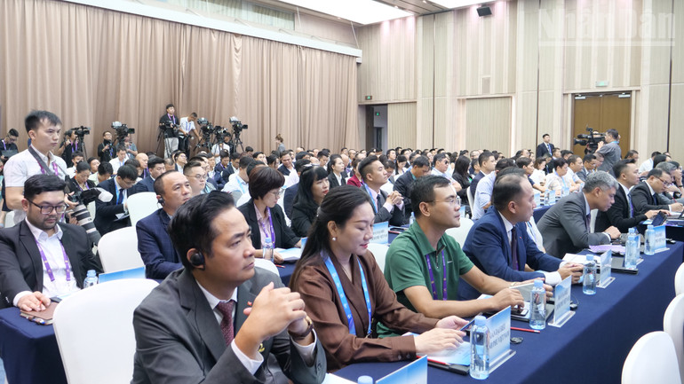 Đông đảo đại diện doanh nghiệp hai nước Việt Nam, Trung Quốc tham dự hội nghị. ndo_tr_a03-p2366042.jpg