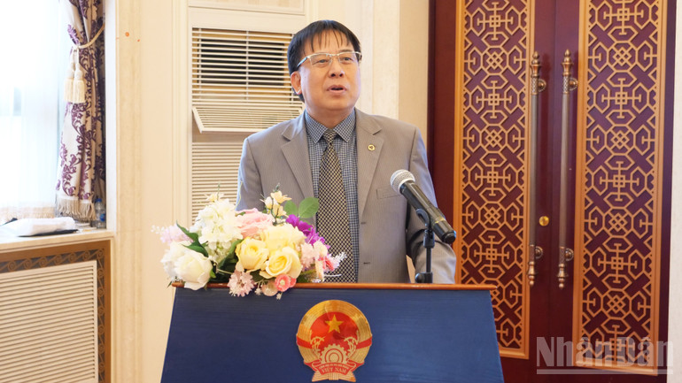 Đồng chí Nguyễn Duy Phóng, Phó Bí thư Đảng ủy, Tham tán Đại sứ quán Việt Nam phát biểu ý kiến tại Đại hội. ndo_br_a04-p2068742.jpg