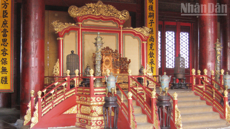 Một ngai vàng của hoàng đế trong Cố Cung, Bắc Kinh. ndo_tr_a06-img-6031.jpg
