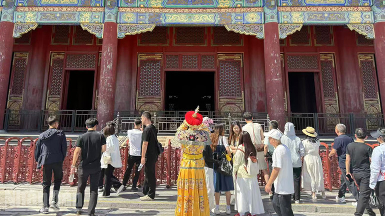 Du khách chỉ được quan sát từ xa, qua hàng rào cách ly đối với ngai vàng ở điện Thái Hòa trong Cố Cung. ndo_bl_a07.jpg