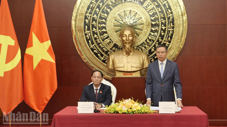 Đại sứ Phạm Thanh Bình báo cáo khái quát tình hình cộng đồng người Việt Nam ở Trung Quốc và kết quả triển khai các mặt công tác của Đại sứ quán trong thời gian qua. ndo_bl_a05-p2292798.jpg