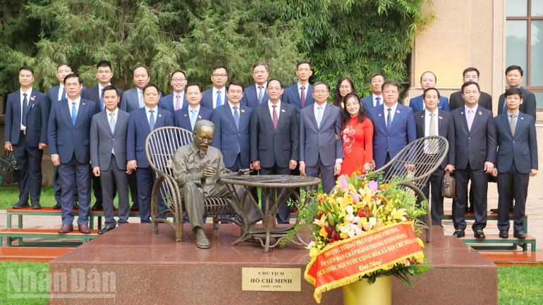 Phó Chủ tịch Quốc hội Trần Quang Phương và thành viên đoàn chụp ảnh lưu niệm bên cạnh tượng Bác trong khuôn viên Đại sứ quán. ndo_bl_a01-p2292750.jpg