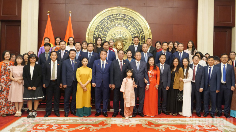 Phó Chủ tịch Quốc hội Trần Quang Phương và Đại sứ Phạm Thanh Bình chụp ảnh lưu niệm với cán bộ, nhân viên Đại sứ quán và cộng đồng người Việt Nam tại Trung Quốc. ndo_br_a12-p2293102.jpg