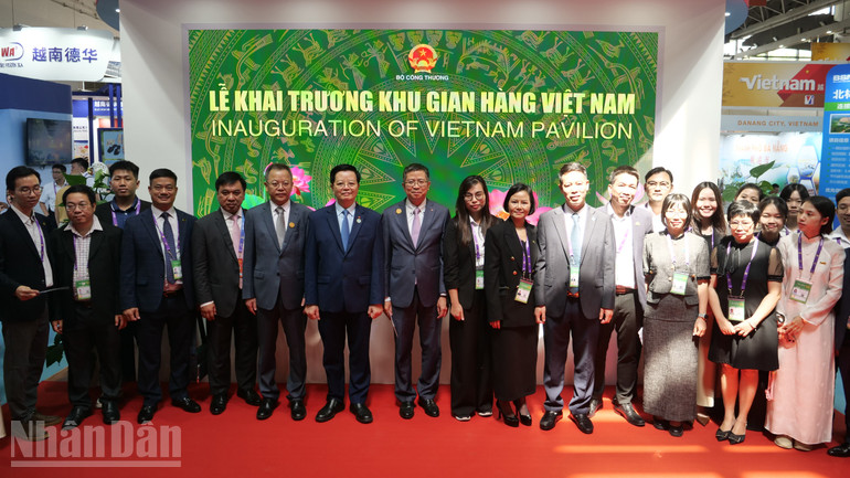 Phó Thủ tướng Mai Văn Chính và Đại sứ Việt Nam tại Trung Quốc Phạm Thanh Bình dự Lễ khai trương khu gian hàng Việt Nam tại Hội chợ CAEXPO lần thứ 22. ndo_bl_khai-mac-06-p2355092.jpg