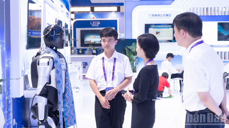 Trải nghiệm tương tác với robot hình người ở khu triển lãm về AI của Trung Quốc. ndo_br_khai-mac-08-p2365743.jpg