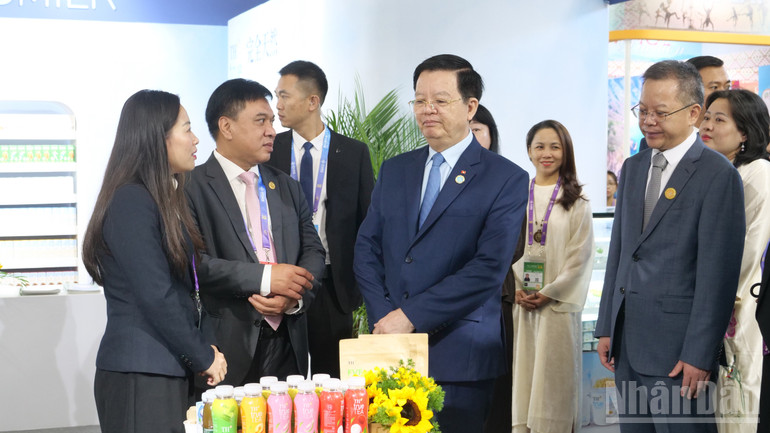 Phó Thủ tướng Mai Văn Chính thăm khu gian hàng Việt Nam. ndo_br_khai-mac-09-p2355049.jpg