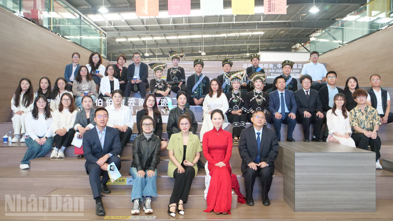 Các đại biểu chụp ảnh lưu niệm. ndo_bl_a03-p2168593.jpg