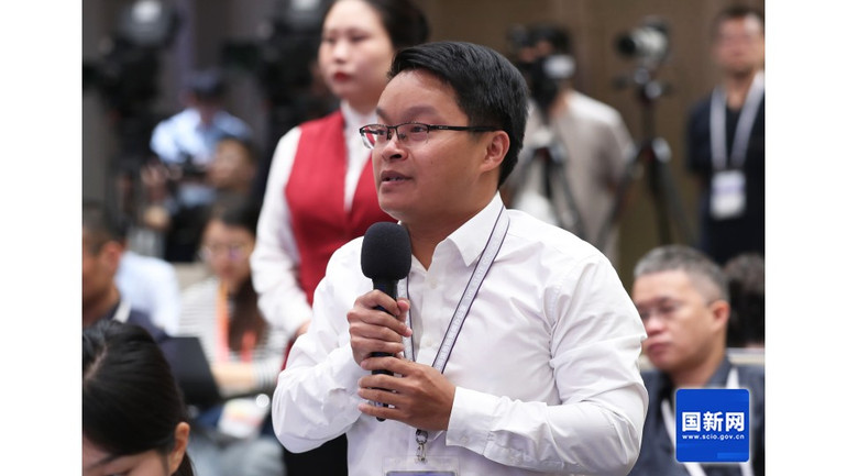 Phóng viên Báo Nhân Dân thường trú tại Trung Quốc đặt câu hỏi tại buổi họp báo. (Ảnh: Website Văn phòng báo chí Quốc vụ viện Trung Quốc) w020250908584041348504.png