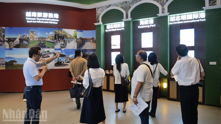 Du khách tìm hiểu thông tin liên quan về Việt Nam. ndo_bl_a07-p2353692.jpg