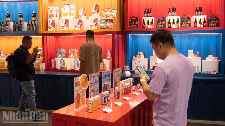Người tiêu dùng tìm hiểu sản phẩm tại gian hàng Singapore. ndo_bl_a01-p2353484.jpg