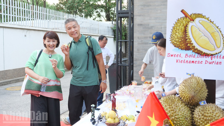 Khách mời thưởng thức sản phẩm sầu riêng tại gian hàng Việt Nam. ndo_bl_anh-05-p2270347.jpg