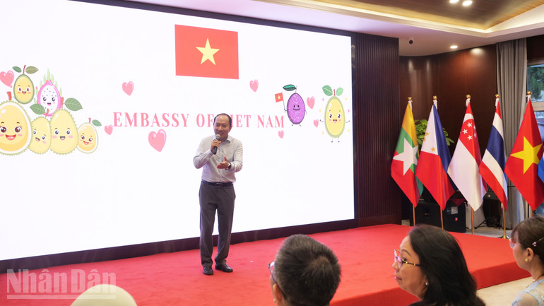 Tham tán Kinh tế Đại sứ quán Việt Nam Lê Trung Kiên giới thiệu sầu riêng Việt Nam. ndo_bl_anh-04-p2269668.jpg