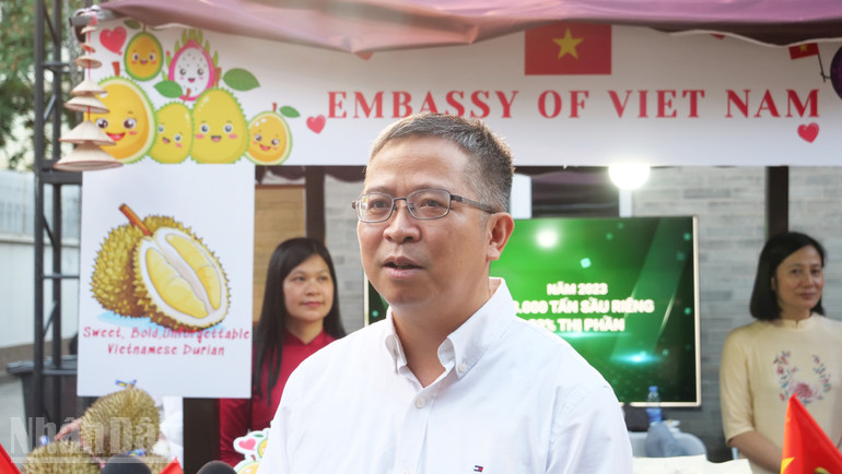 Đại sứ Phạm Thanh Bình trả lời phóng viên thường trú Báo Nhân Dân tại Trung Quốc. ndo_bl_anh-07-p2270647.jpg
