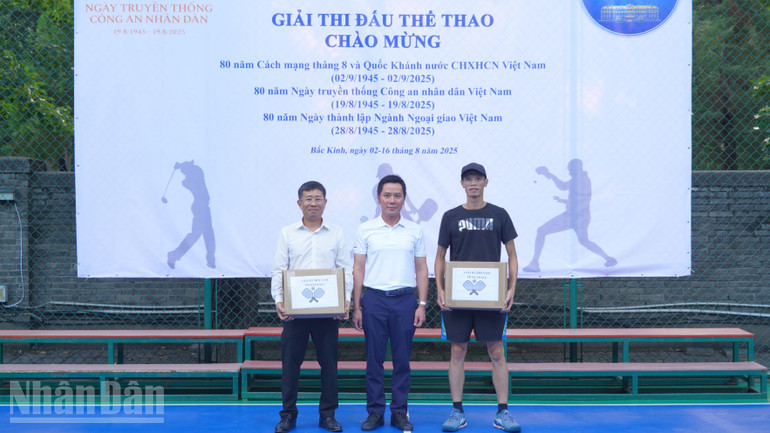 Công sứ Ninh Thành Công trao giải Ba đôi nam môn pickleball. ndo_bl_a08-dsc07392.jpg