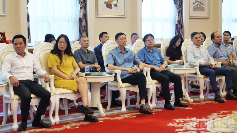 Công sứ Ninh Thành Công và đại diện các bộ phận, cơ quan bên cạnh Đại sứ quán tham dự Lễ kỷ niệm. ndo_br_a10-p2292215.jpg
