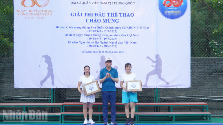 Đại sứ Phạm Thanh Bình trao giải Nhất cho đôi nữ môn pickleball. ndo_bl_a07dsc07502.jpg