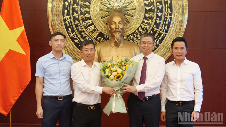 Đại sứ Phạm Thanh Bình và Công sứ Ninh Thành Công tặng hoa chúc mừng Cơ quan Đại diện Bộ Công an Việt Nam tại Trung Quốc. ndo_br_a03-p2292446.jpg