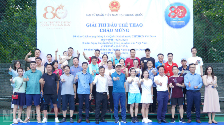 Đại sứ Phạm Thanh Bình chụp ảnh lưu niệm với các vận động viên tham gia giải thể thao do Đại sứ quán Việt Nam tổ chức. ndo_bl_a09-dsc07682.jpg