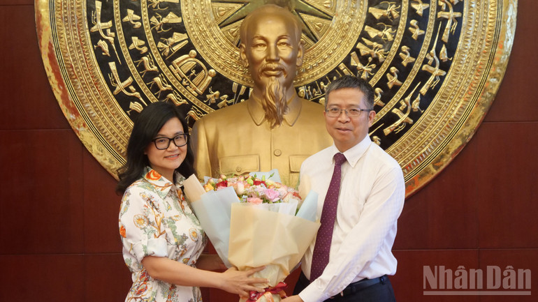 Đồng chí Ngô Bích Thuận, Trưởng Cơ quan thường trú Đài Tiếng nói Việt Nam tại Bắc Kinh, Trung Quốc tặng hoa chúc mừng Đại sứ Phạm Thanh Bình nhân dịp kỷ niệm 80 năm Ngày thành lập ngành ngoại giao Việt Nam. ndo_br_a11-p2292570.jpg