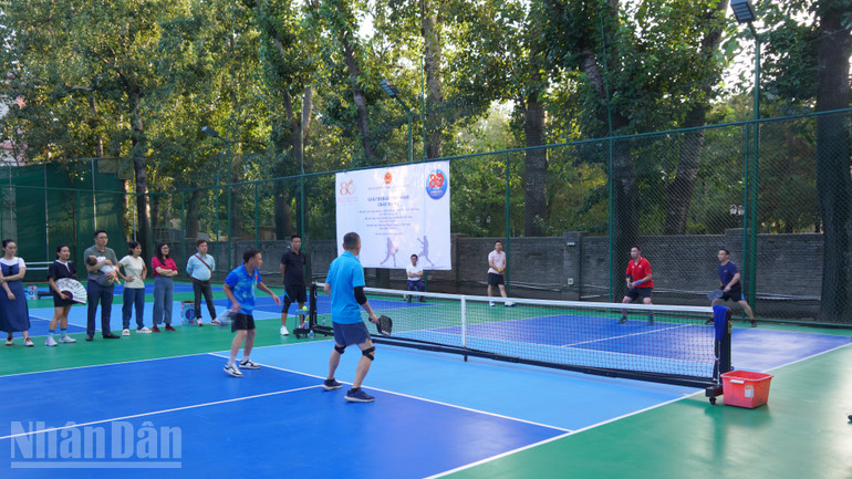 Trận chung kết đôi nam môn pickleball diễn ra vào chiều 16/8 tại khuôn viên Đại sứ quán. ndo_bl_a05-dsc07381.jpg