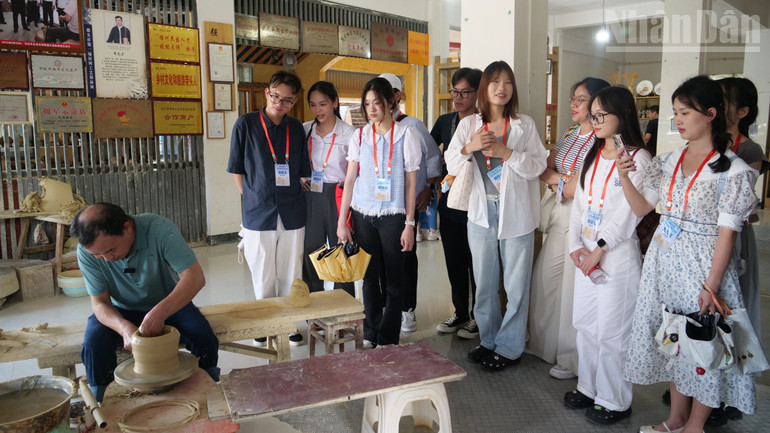 Thanh niên hai nước tham quan cơ sở sản xuất gốm sứ ở thôn Hoa Mậu, thành phố Tuân Nghĩa, tỉnh Quý Châu. ndo_tr_09-p2180157.jpg