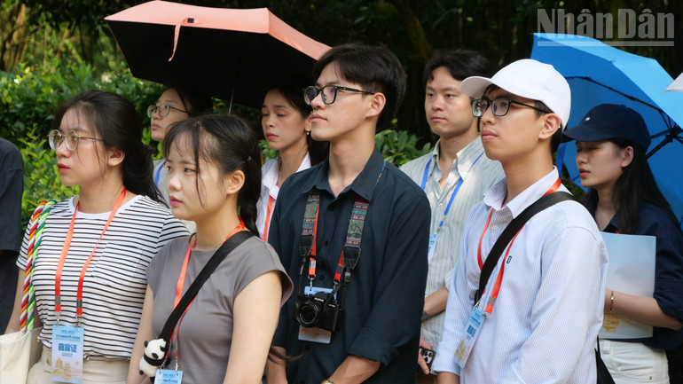 Thanh niên hai nước Việt-Trung nghe thuyết minh tại di tích lịch sử địa điểm Hội nghị Cẩu Bá, thành phố Tuân Nghĩa, tỉnh Quý Châu. ndo_tr_06-p2169562.jpg