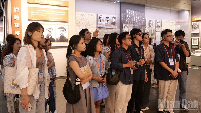 Thanh niên hai nước Việt Nam và Trung Quốc tham quan di tích lịch sử địa điểm Hội nghị Tuân Nghĩa. ndo_br_03-p2168952.jpg