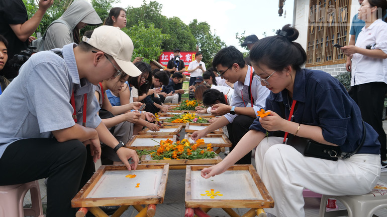 Thanh niên hai nước trải nghiệm làm tranh ép hoa trên giấy gió ở thôn Hoa Mậu, thành phố Tuân Nghĩa, tỉnh Quý Châu. ndo_tr_08-p2179850.jpg