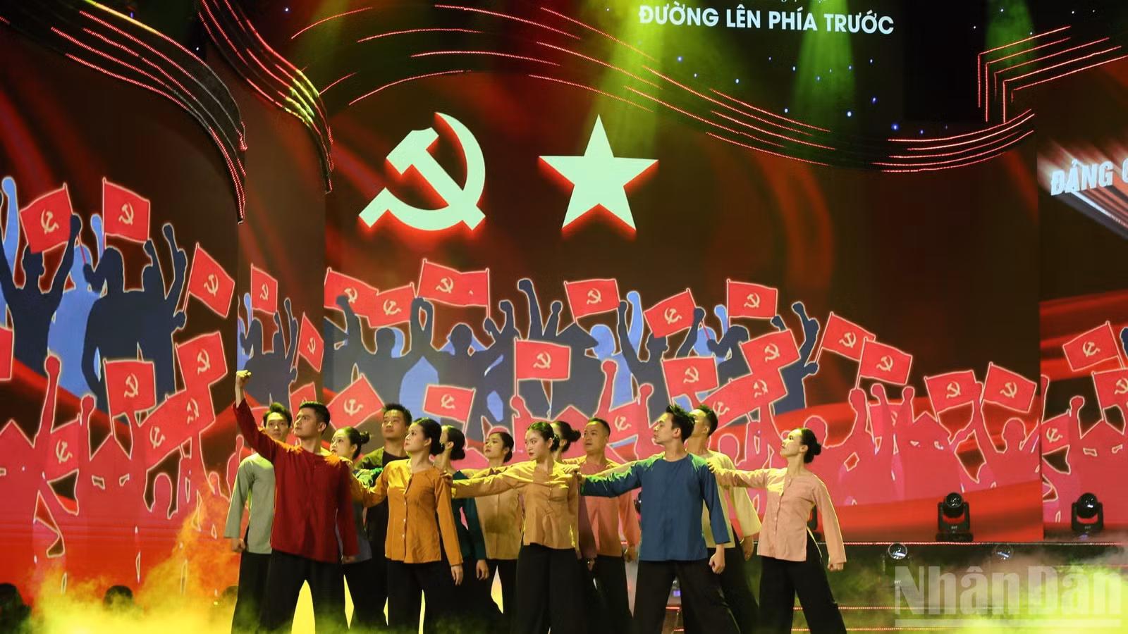 Chương trình “Đường lên phía trước” quy tụ sự tham gia biểu diễn của nhiều nghệ sĩ được công chúng yêu mến. (Ảnh: TRẦN HUẤN)