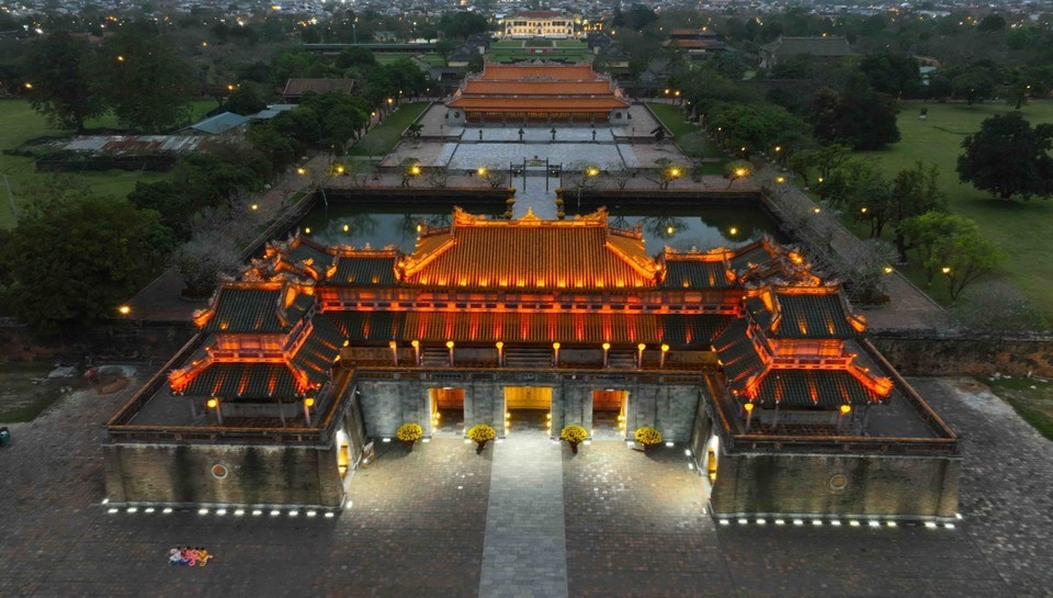 Vẻ đẹp của Đại Nội - trái tim Cố đô Huế về đêm. (Ảnh: TTXVN)