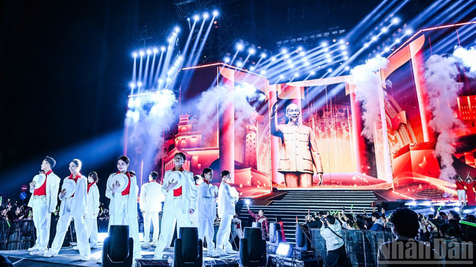 Đây là sự kiện văn hóa-nghệ thuật quy mô lớn, do Báo Nhân Dân phối hợp Ủy ban nhân dân Thành phố Hà Nội tổ chức.