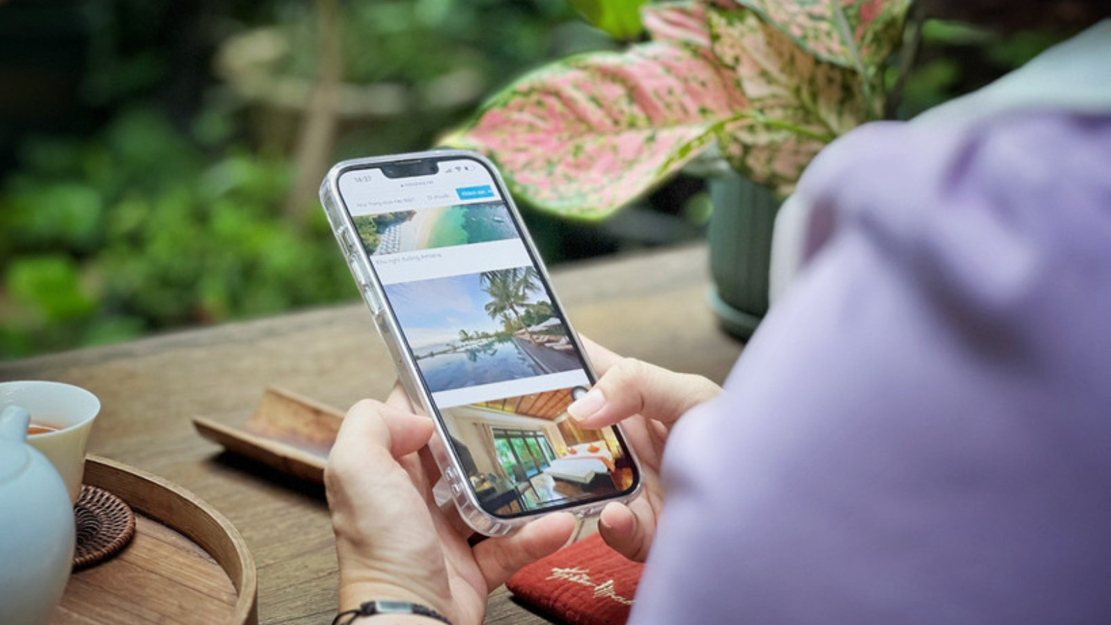 Chỉ việc chiếc smartphone nhỏ gọn trên tay, du khách có thể tìm kiếm, thao tác đặt chỗ nhiều dịch vụ du lịch cho hành trình khám phá. (Ảnh: TTXVN)